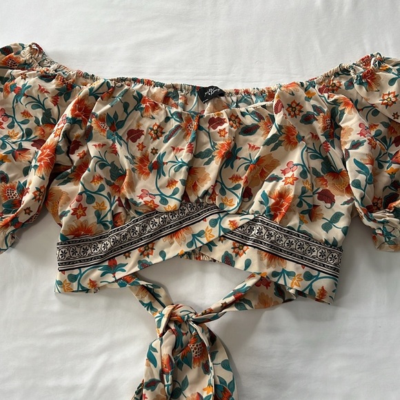 Milk & Honey Cropped Boho Floral Print Tie Back Peasant Blouse - Picture 2 of 6